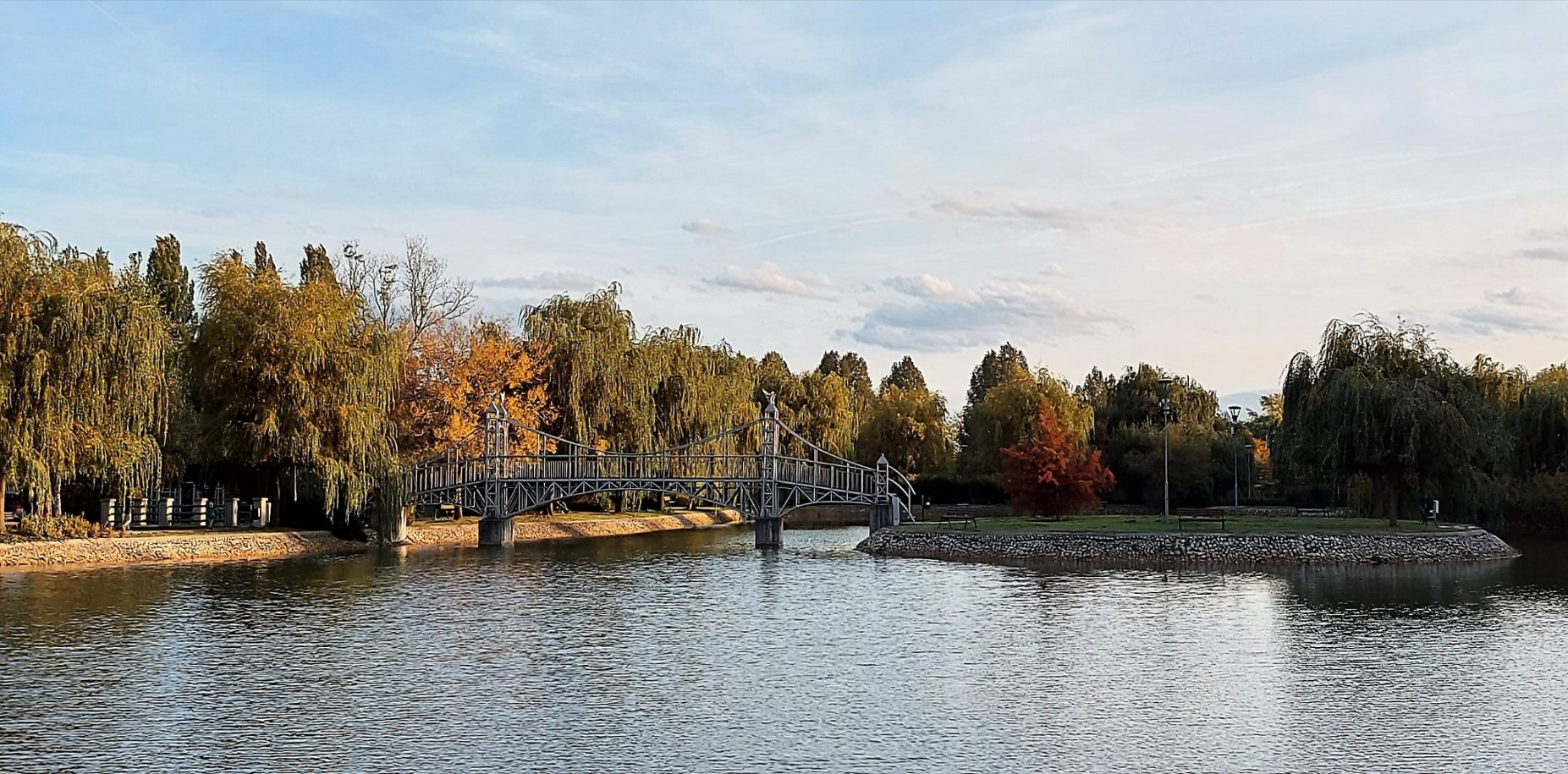 Kép a csónakázó tóról és a hídról
